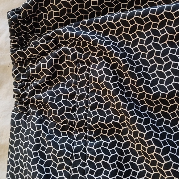 Talbot's Capri Pants Size 18P Zip Front Classic Black & White Geometric Print - Picture 8 of 12